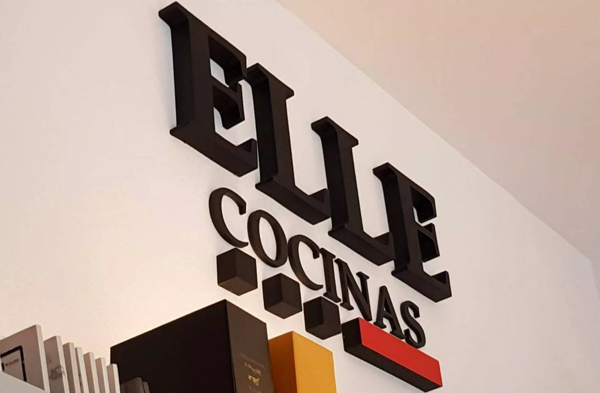 Letras corpóreas de aluminio con LED en fachada comercial Rotusil Comunidad de Madrid