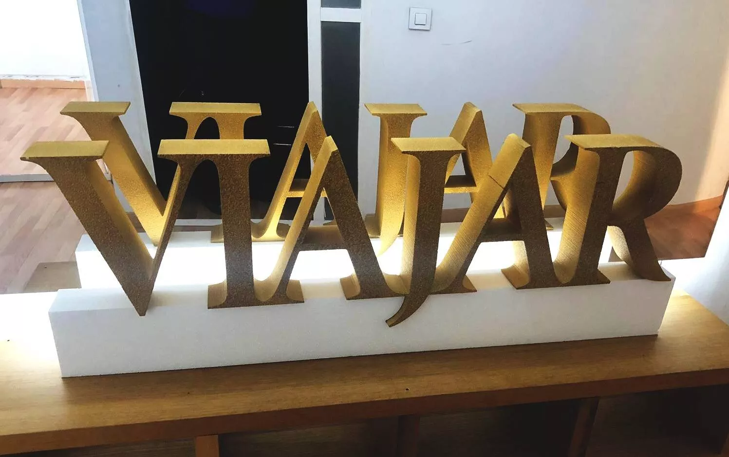 Rótulo 3D de aluminio con retroiluminación LED en fachada de comercio Rotusil Comunidad de Madrid
