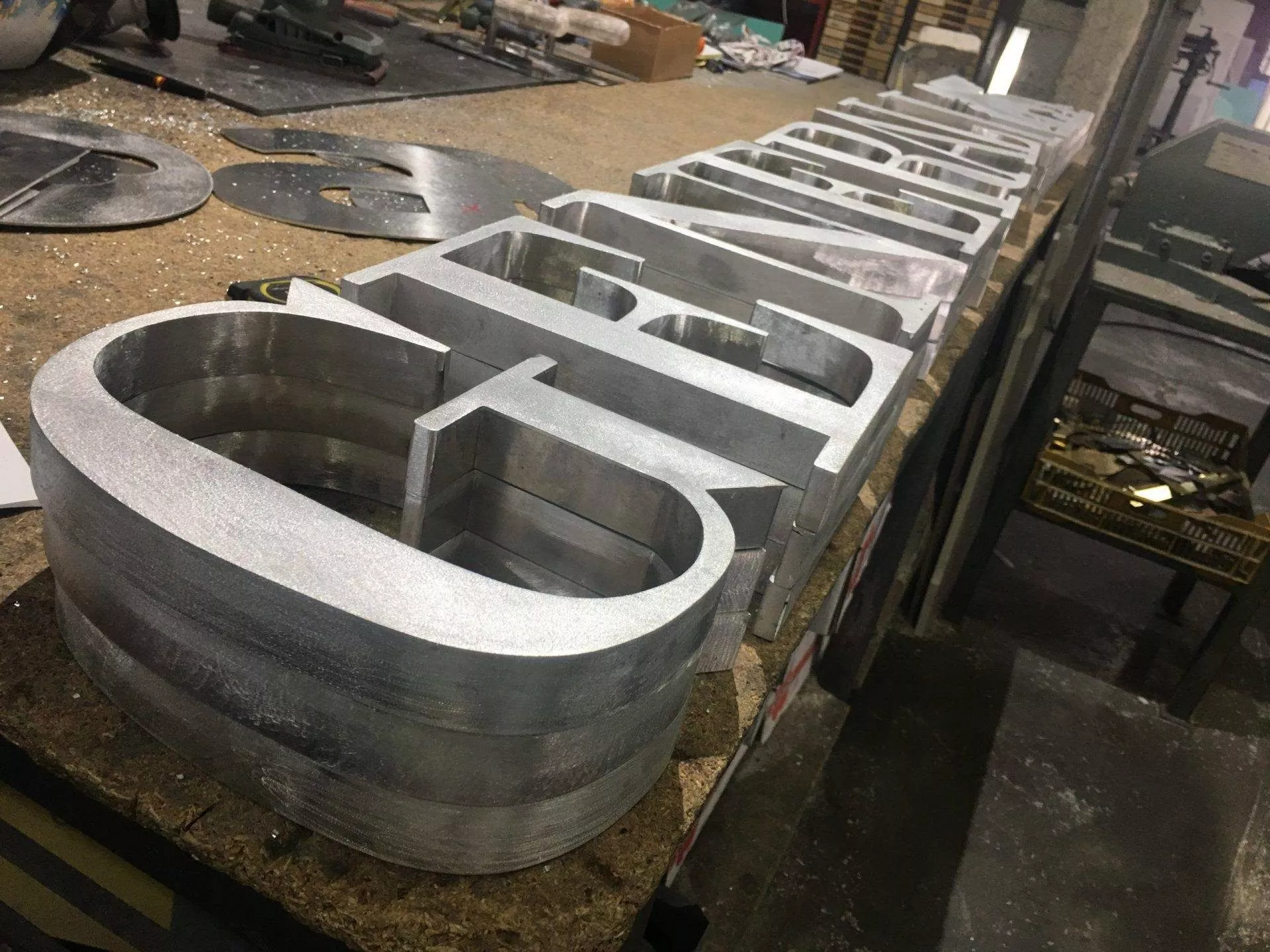 Letras corpóreas de aluminio lacado con LED en fachada Rotusil