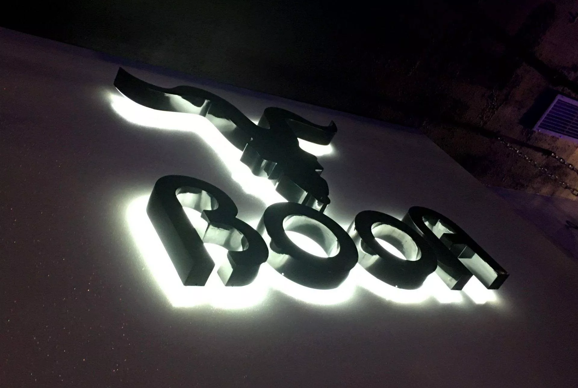 Rótulo 3D de aluminio con LED en fachada exterior