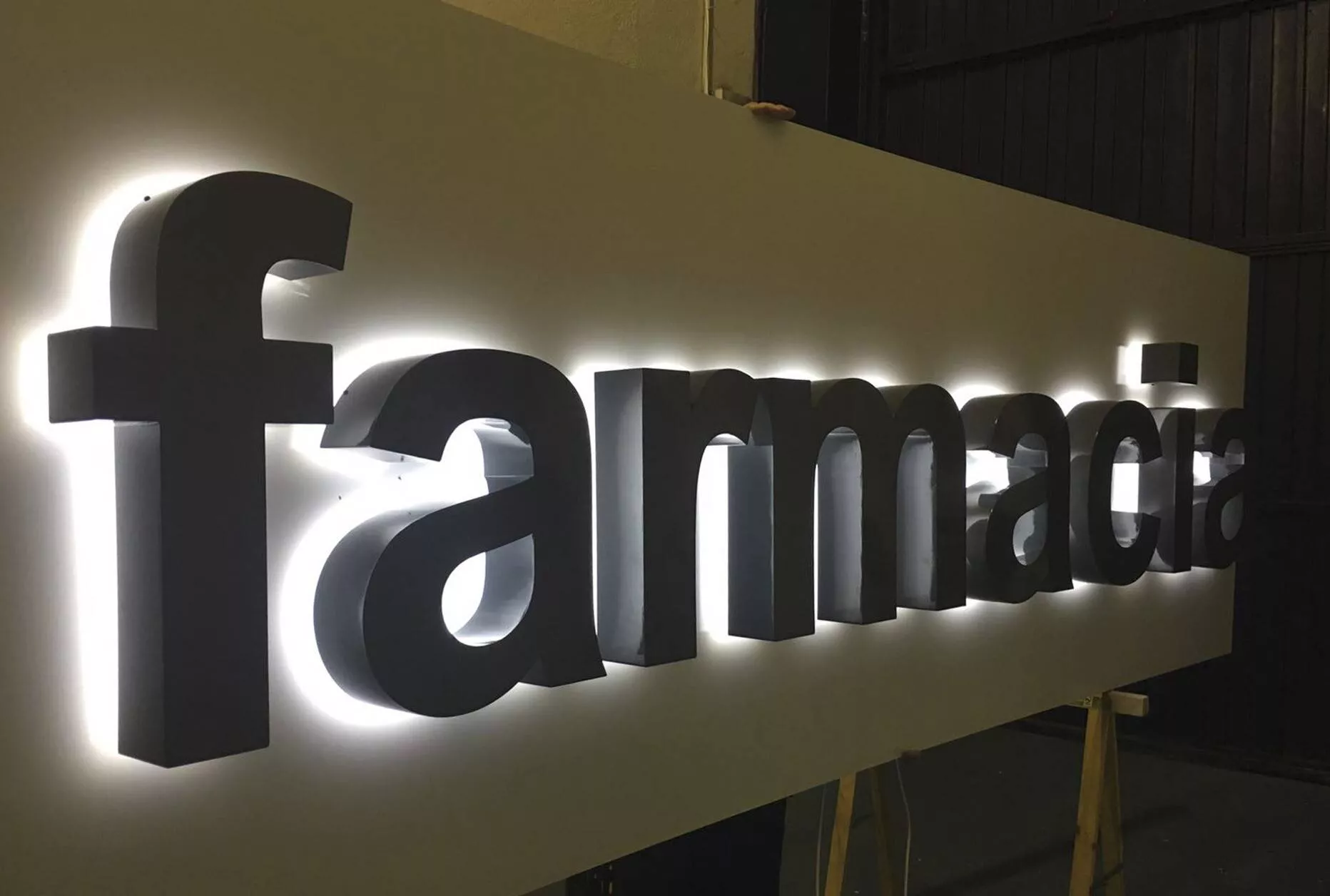 Letras corpóreas de metacrilato con LED en fachada comercial Rotusil