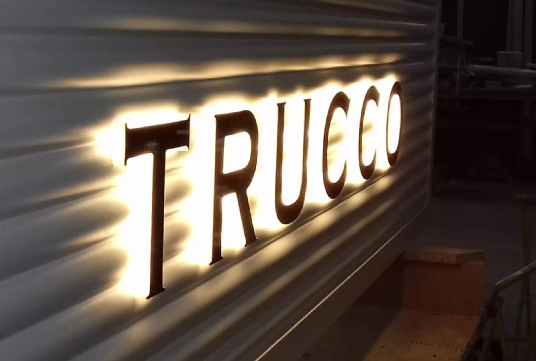 Rótulo 3D de aluminio lacado en fachada comercial Rotusil