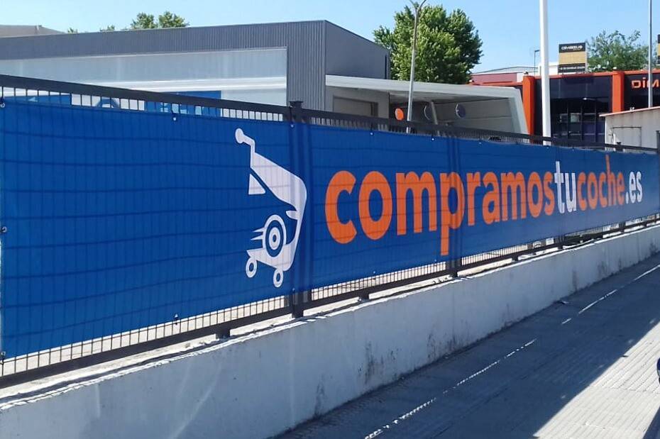 Lona publicitaria de PVC tensada en estructura metálica, en toda España