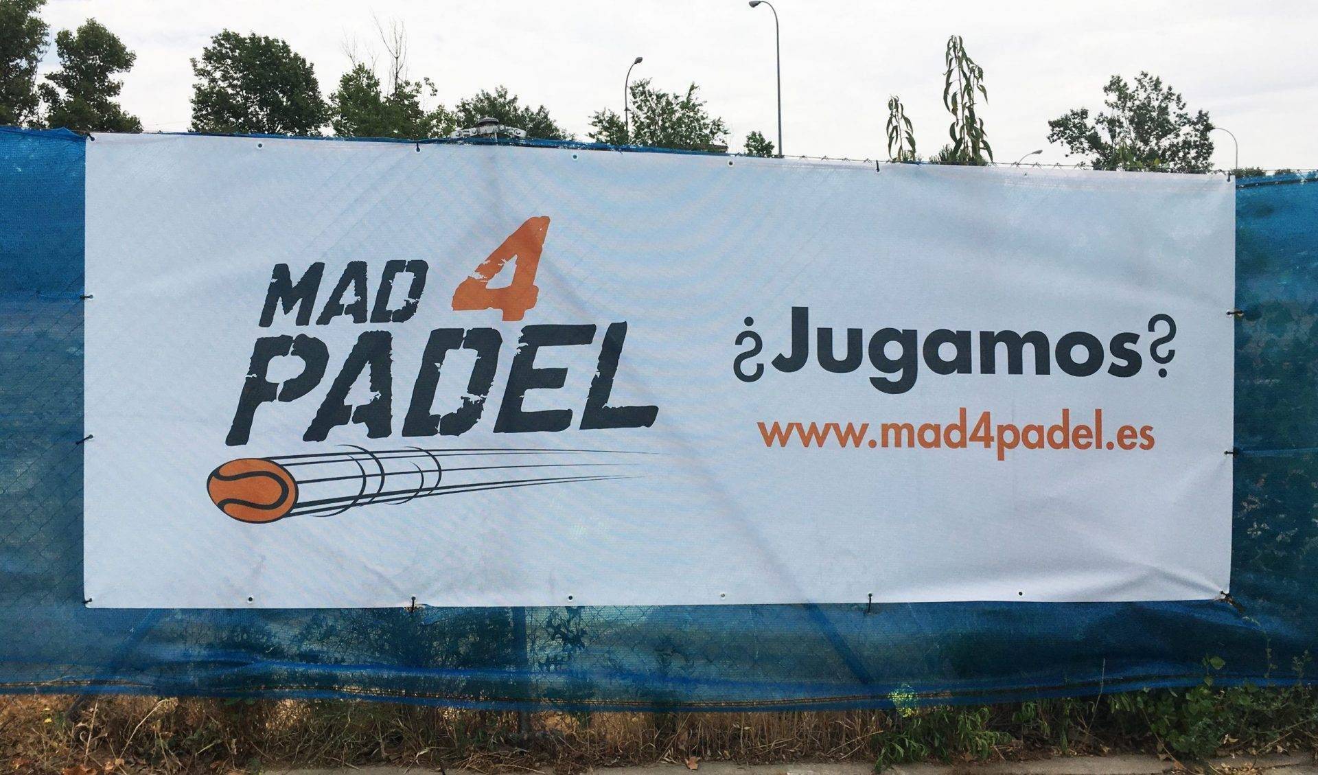 Lona publicitaria mesh transpirable en andamio de obra, en Madrid