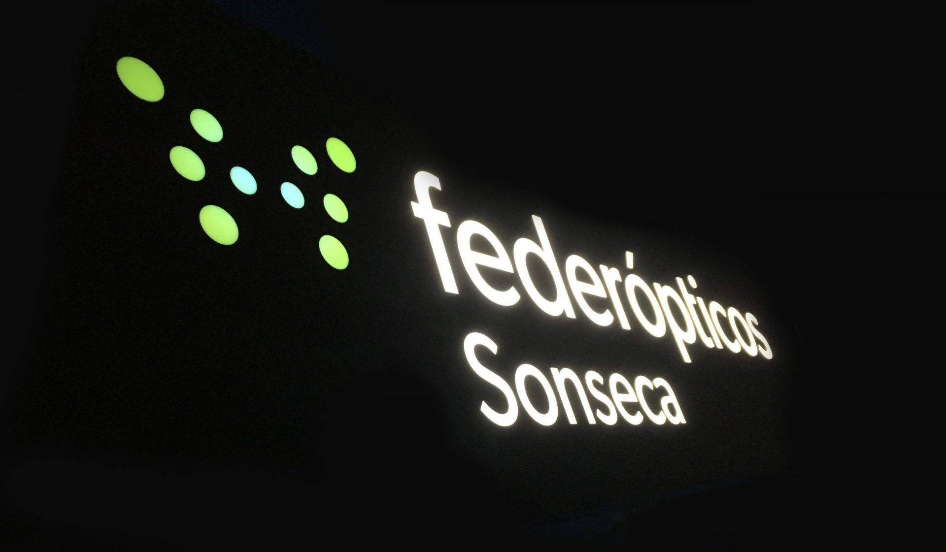 Cartel luminoso LED en fachada de local de restauración Rotusil Arganda del Rey