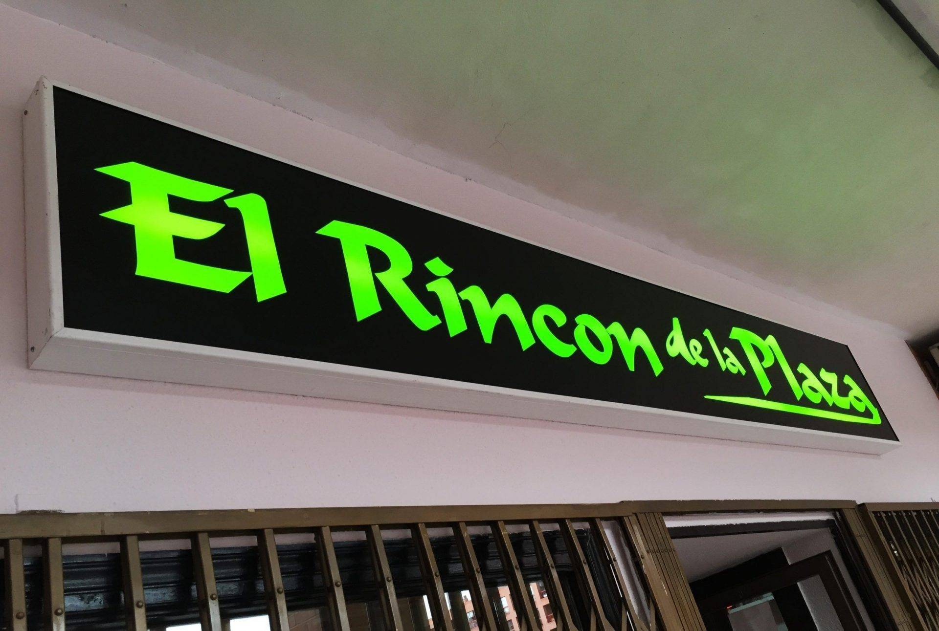 Cartel luminoso LED en fachada de local comercial Rotusil