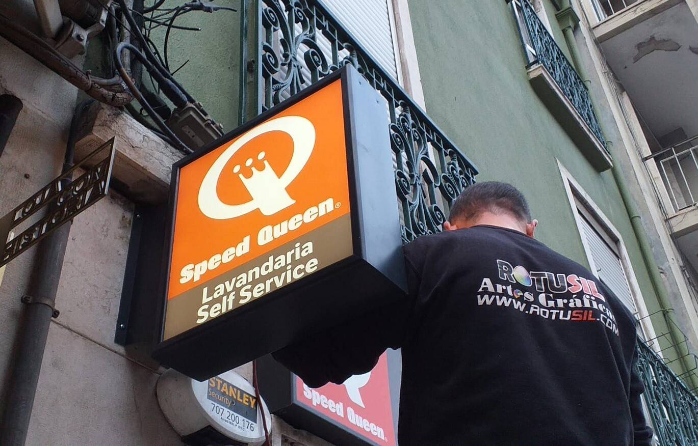 Cartel luminoso LED en fachada de local iluminado Rotusil Arganda del Rey