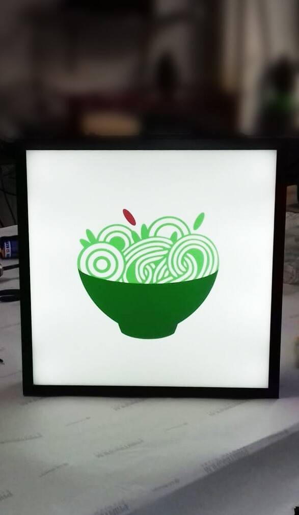 Cartel luminoso corpóreo iluminado en escaparate de local comercial