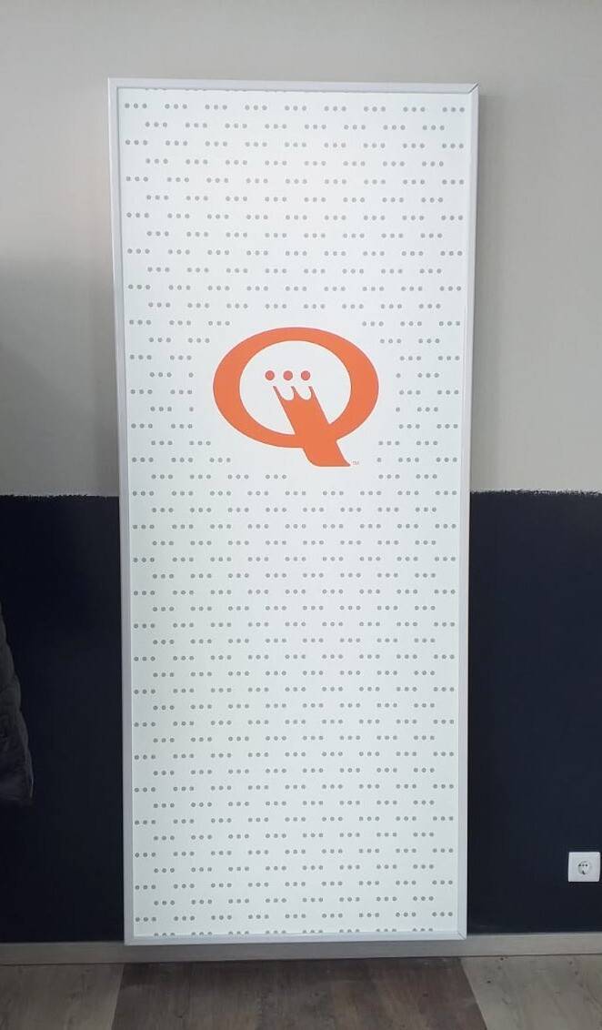 Cartel luminoso LED corpóreo en fachada de tienda Rotusil Madrid