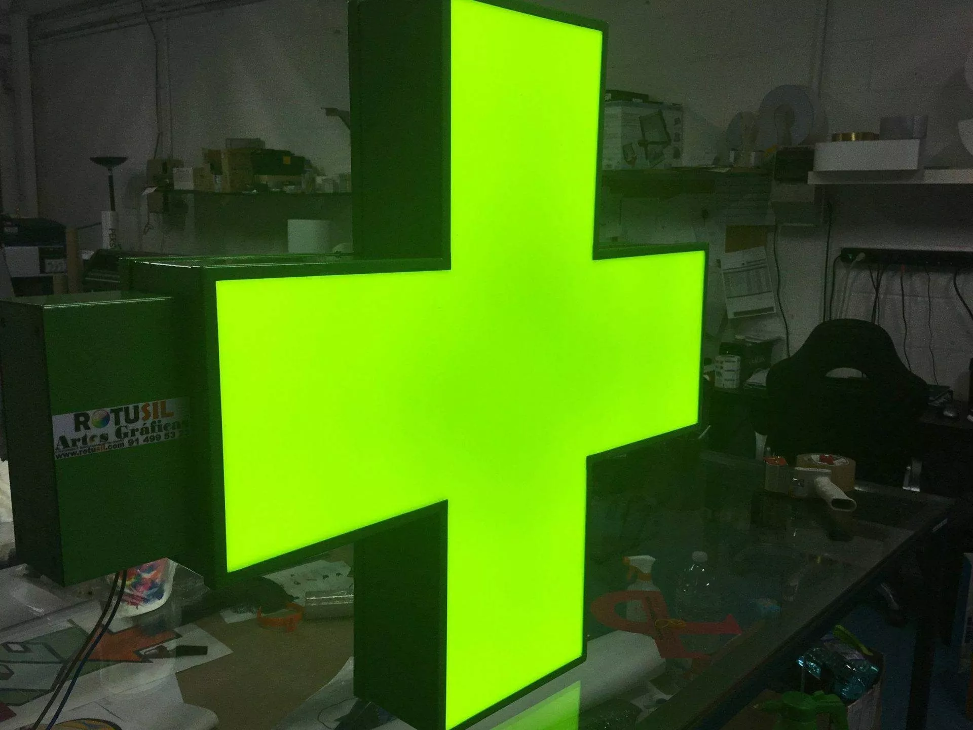 Rótulo 3D retroiluminado con LED en coronación de edificio Rotusil