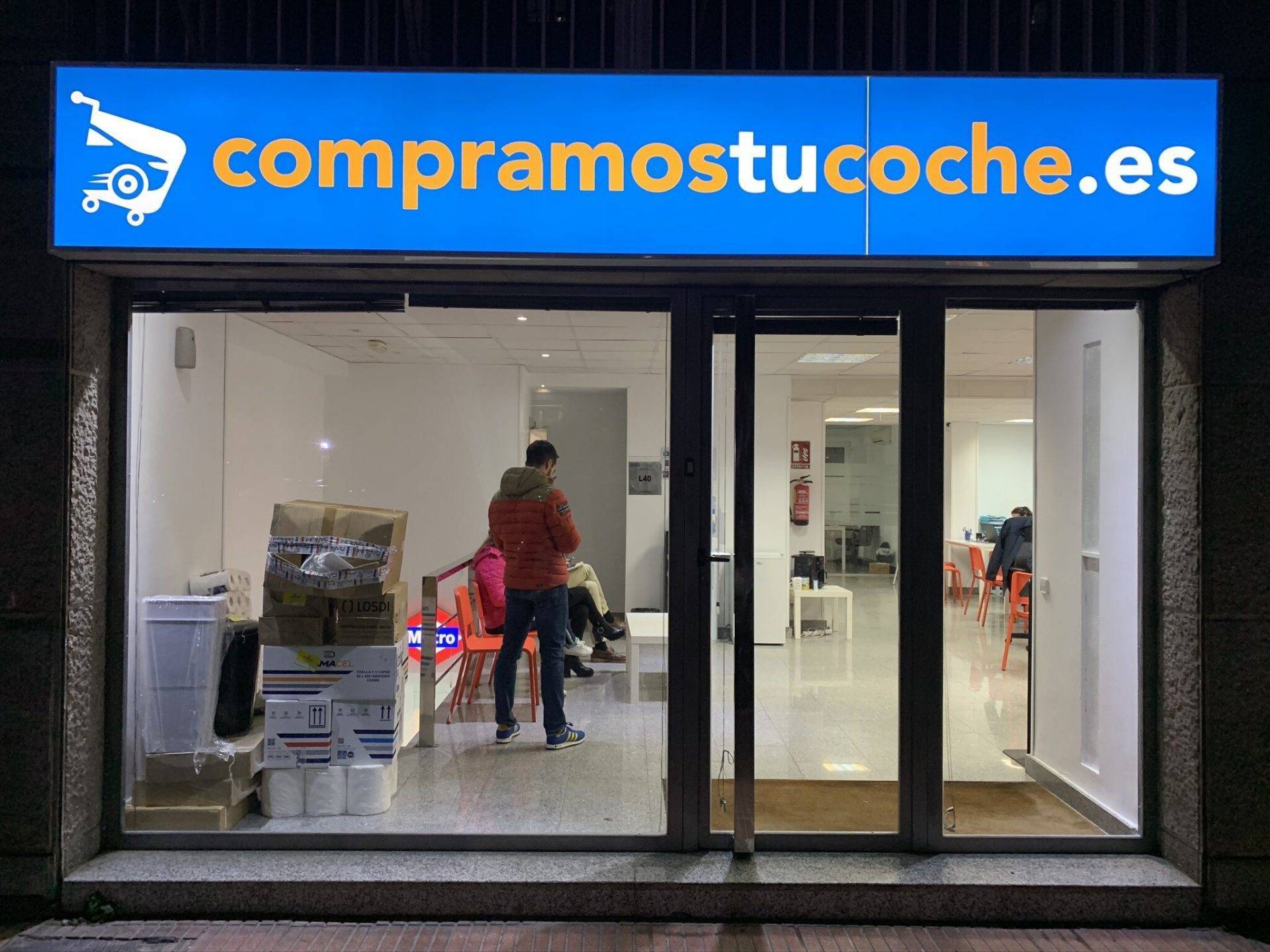 Rótulo luminoso retroiluminado de metacrilato en escaparate de tienda
