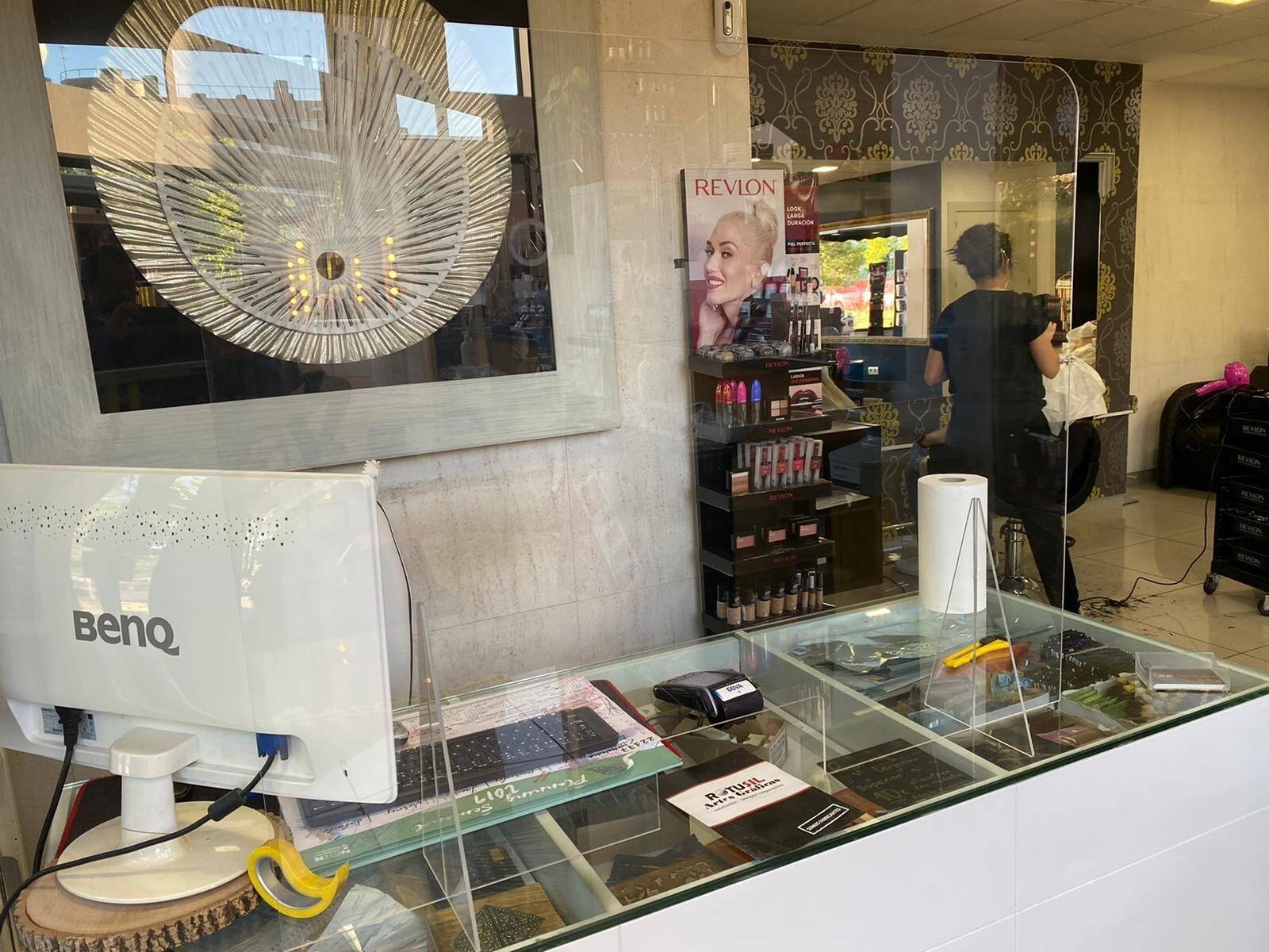 Mampara protectora de mostrador con ventanilla para atención al cliente