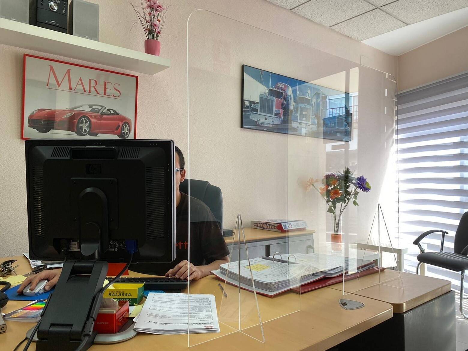 Mampara protectora de mostrador de metacrilato con soporte sobremesa, Rotusil Madrid