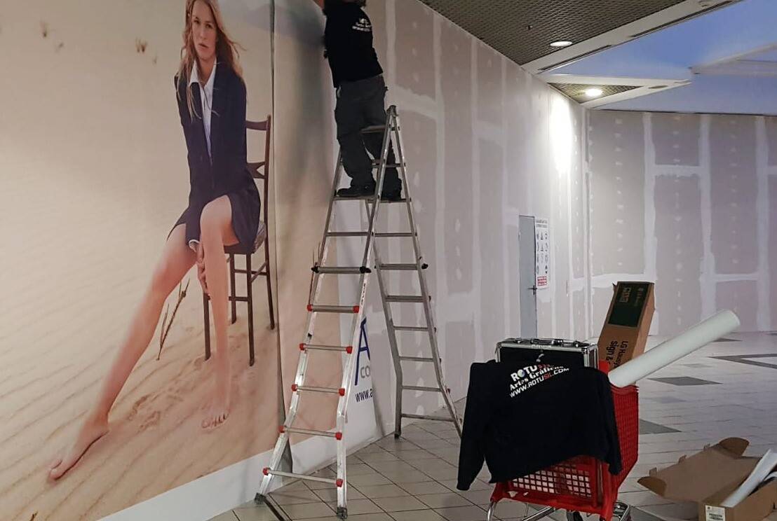 Fotomural a medida decorando el pasillo de un negocio Rotusil Madrid