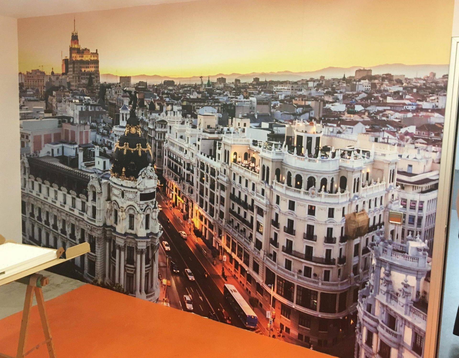 Fotomural impreso en vinilo mate para una recepción empresarial Rotusil