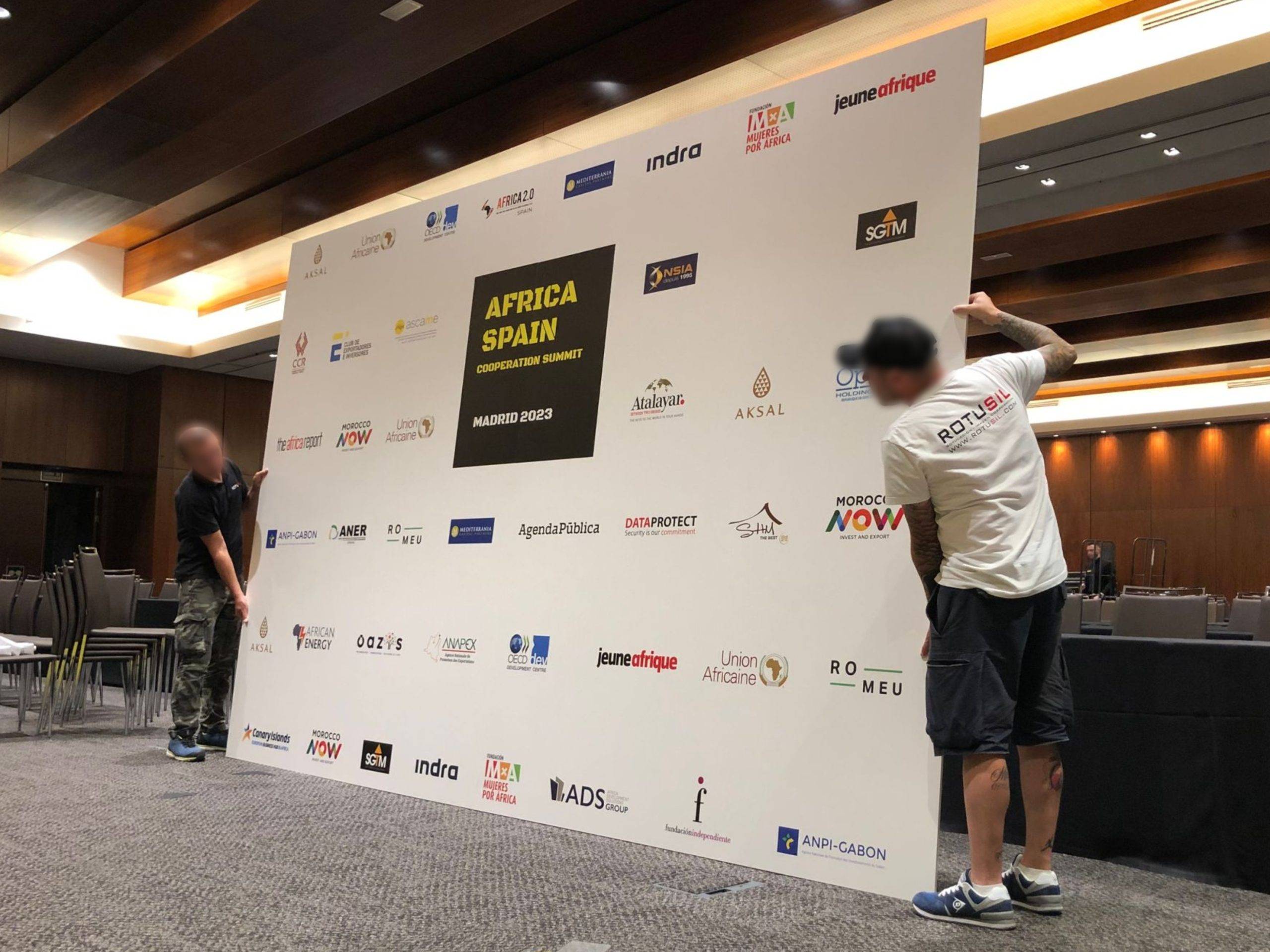 Photocall de eventos con lona tensada y logotipo repetido en toda España