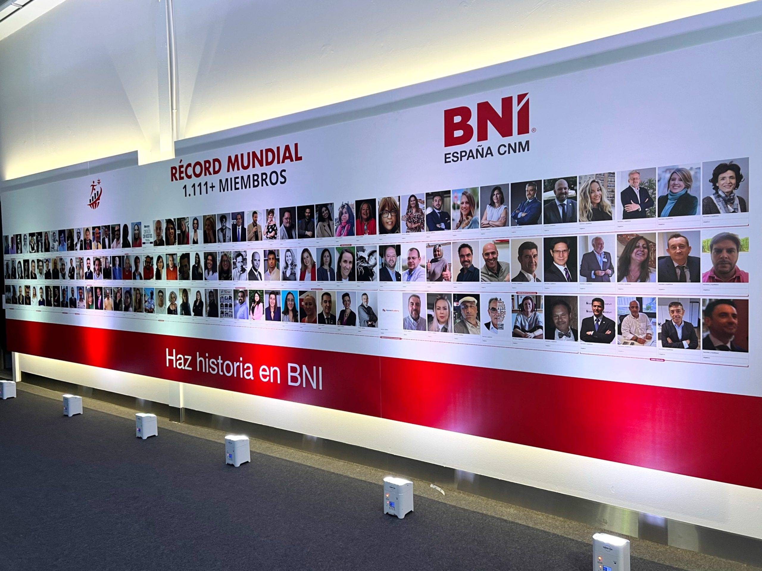 Photocall impreso personalizado con estructura de aluminio para evento corporativo Rotusil