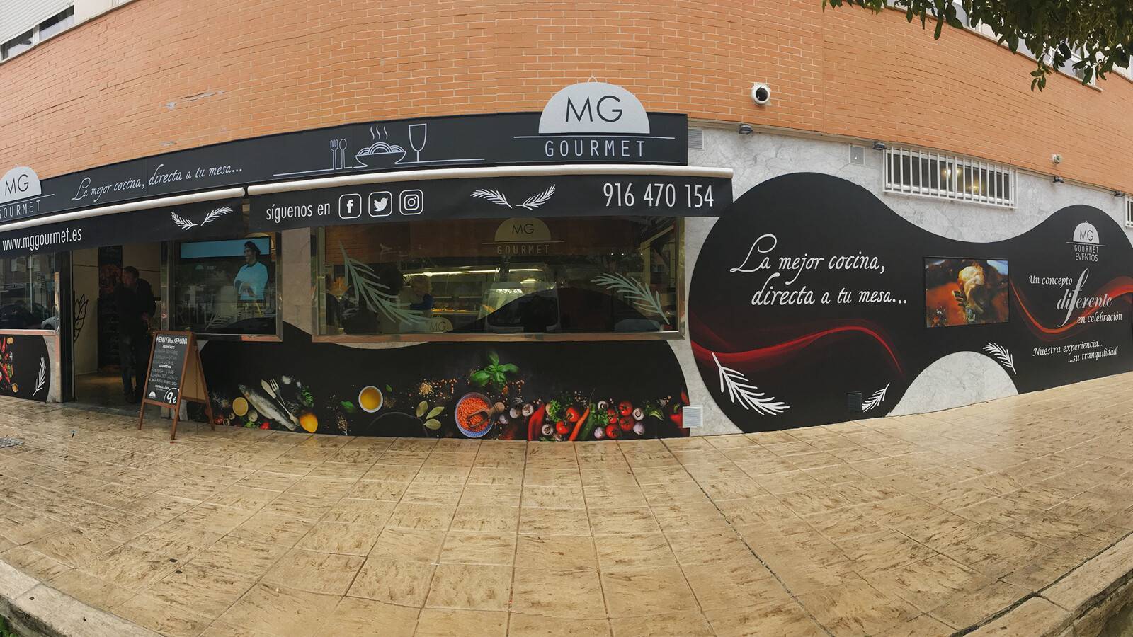 Revestimiento de fachadas con placas composite instaladas sobre estructura metálica
