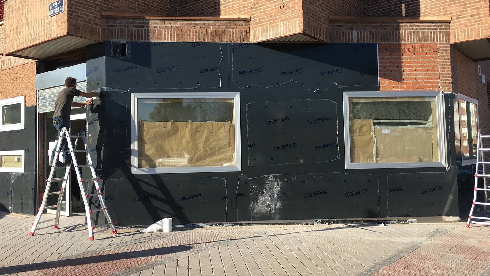 Fachada ventilada con paneles de aluminio en revestimiento de fachadas Rotusil Madrid