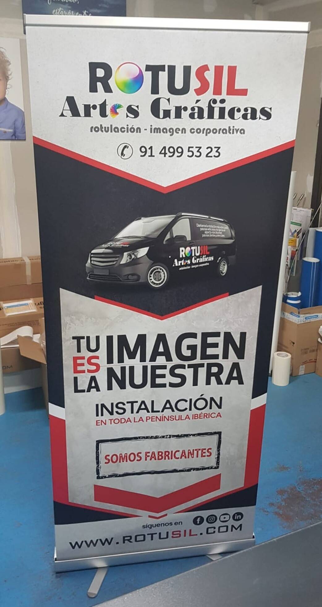 Expositor roll up con estructura ligera y gráfica personalizada