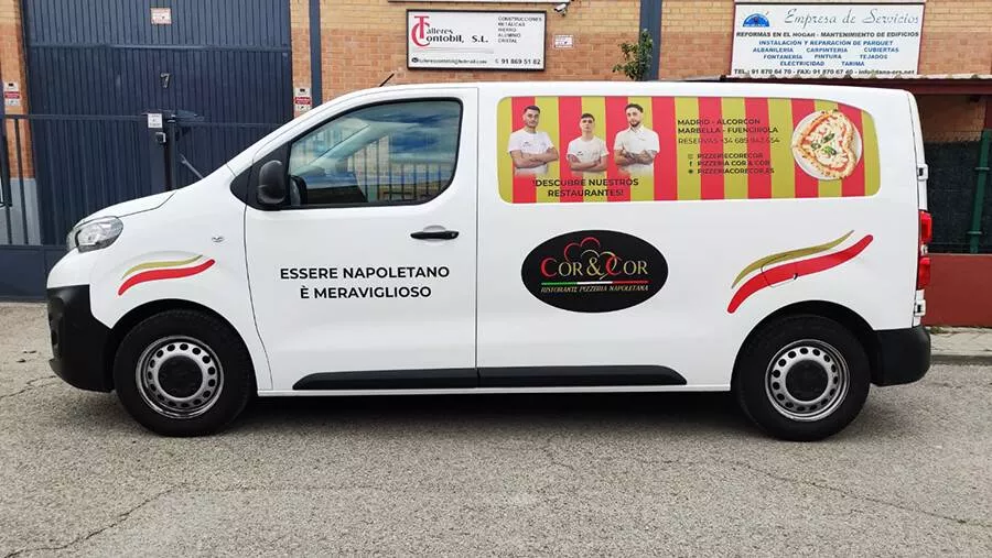 Rotulación de vehículos en coche con gráficos y logotipo corporativo Rotulación de vehículos en coche con gráficos y logotipo corporativo