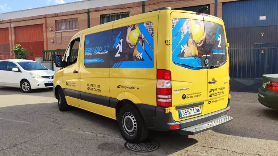 Lateral de coche rotulado con vinilo impreso publicitario, en toda España