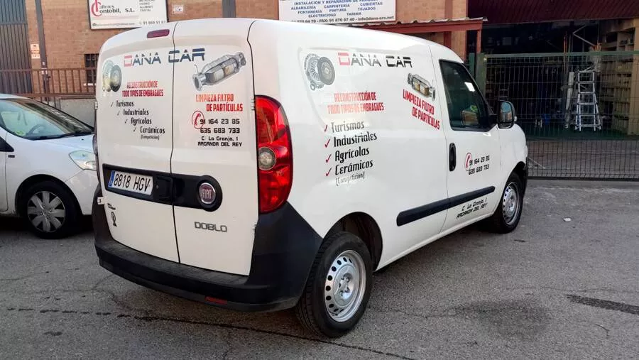 Coche rotulado con vinilo de color y logotipo corporativo, en Madrid