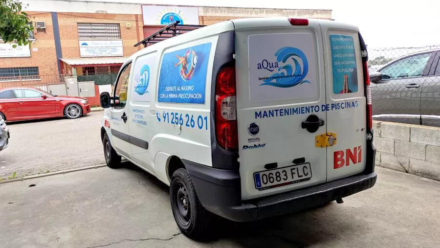 Coche con vinilado integral y detalles gráficos laterales, Rotusil