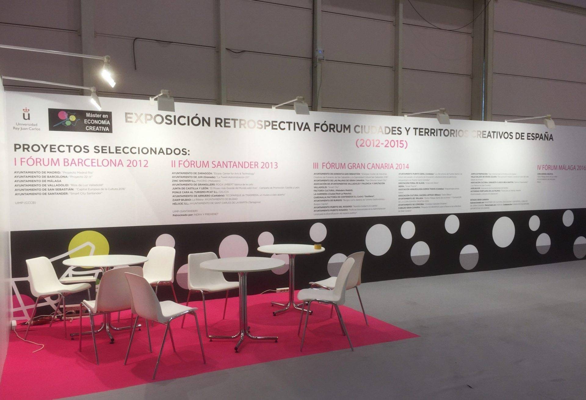 Rotulación de stand para ferias con pared curva y logotipo recortado en Madrid