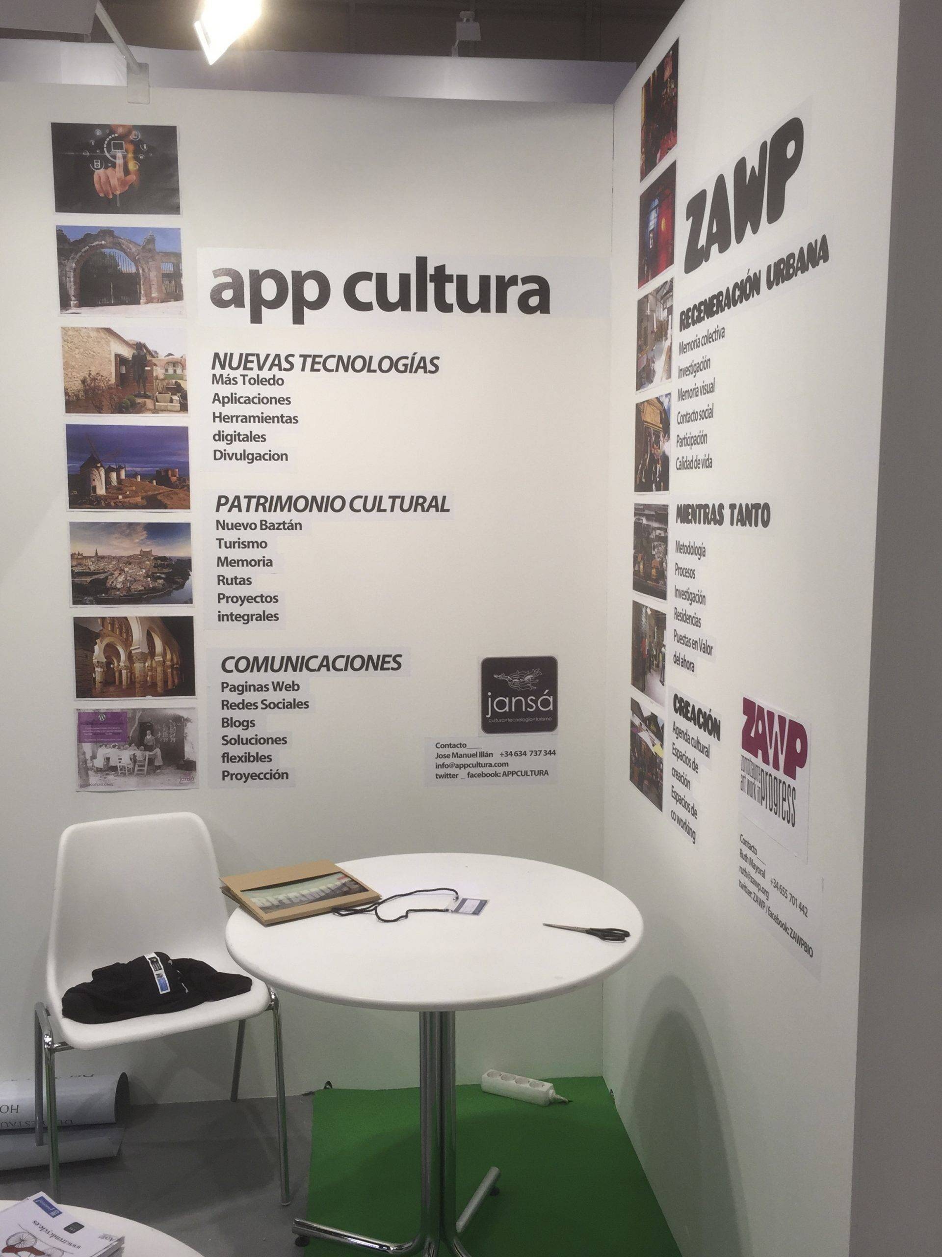 Montaje de stand para ferias con paneles modulares y gráfica de marca