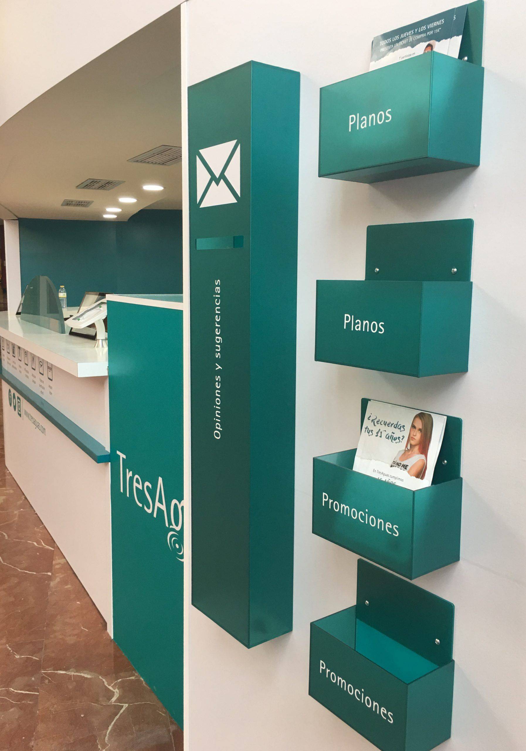 Stand para eventos con lonas microperforadas y señalética direccional, Rotusil Comunidad de Madrid