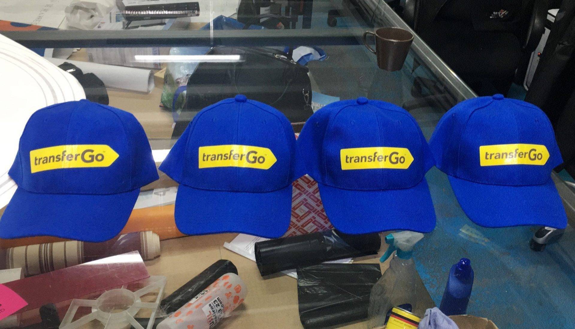Gorras y prendas publicitarias con estampación textil en vinilo, en toda España