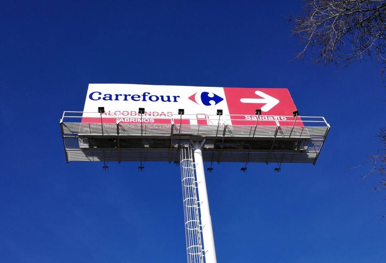 Valla publicitaria de estructura metálica situada junto a una carretera