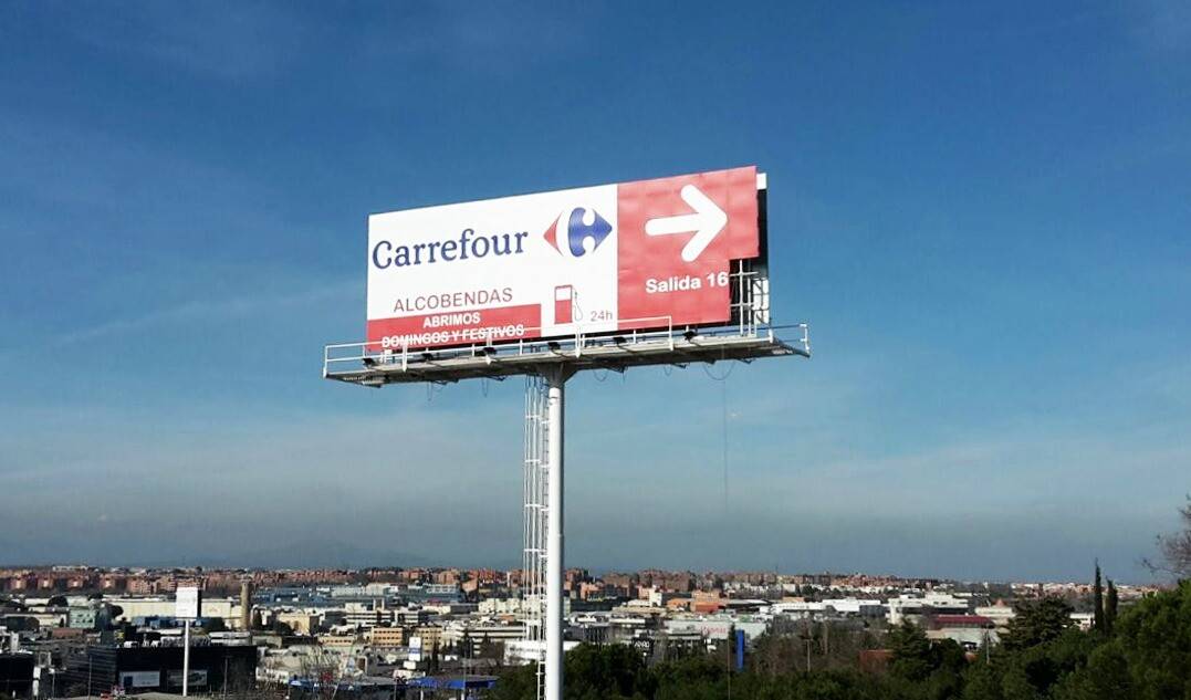 Valla publicitaria iluminada con cartel promocional de gran tamaño, Rotusil