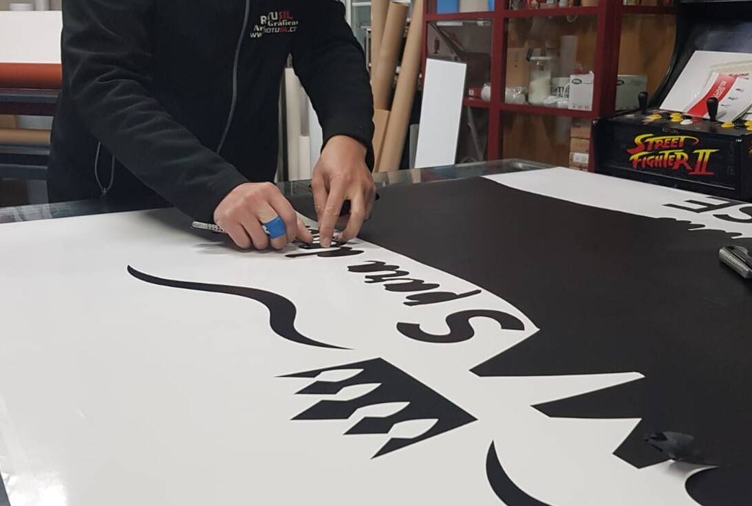 Letras recortadas en vinilo de corte sobre pared interior