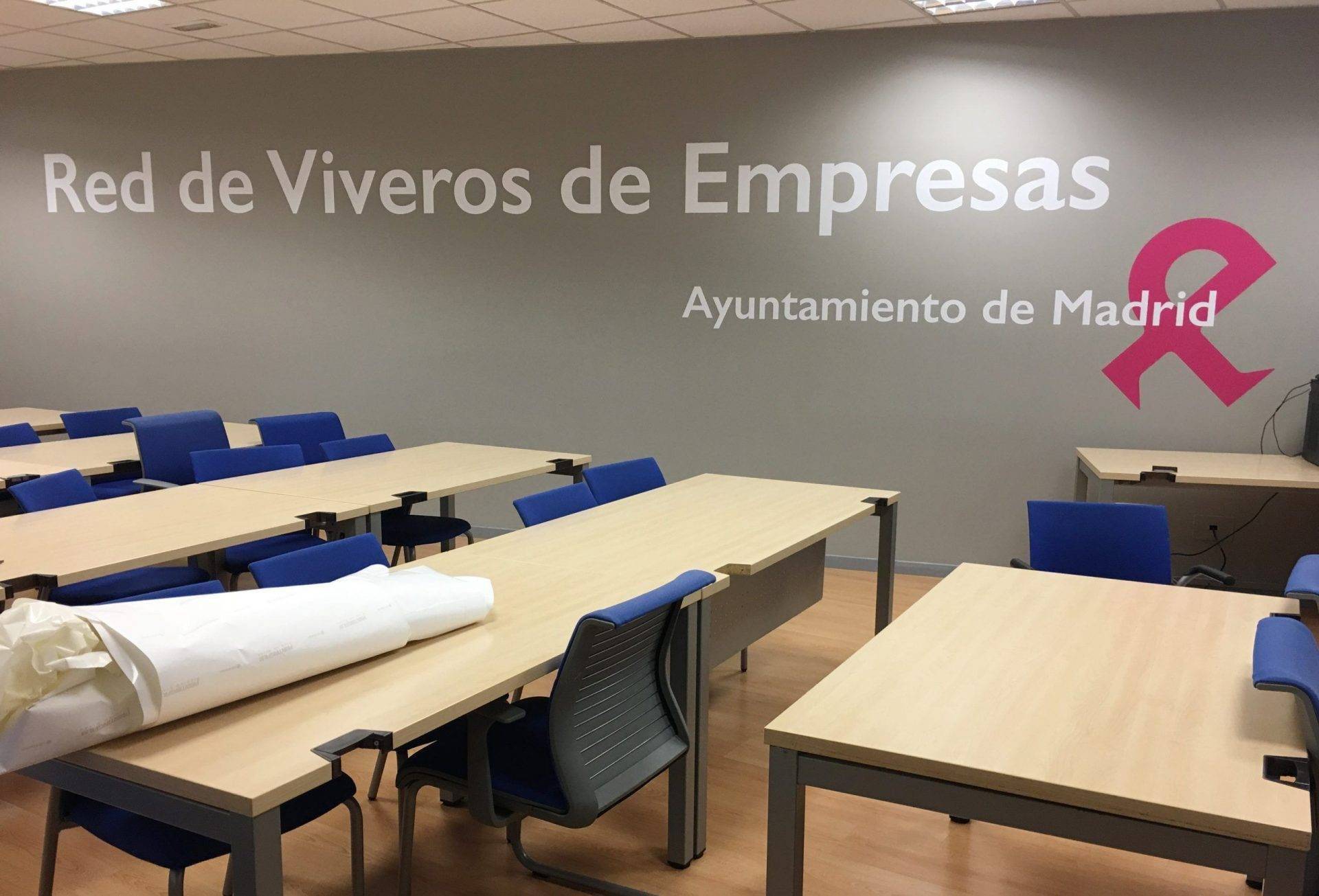 Vinilo de corte con nombre comercial sobre escaparate acristalado