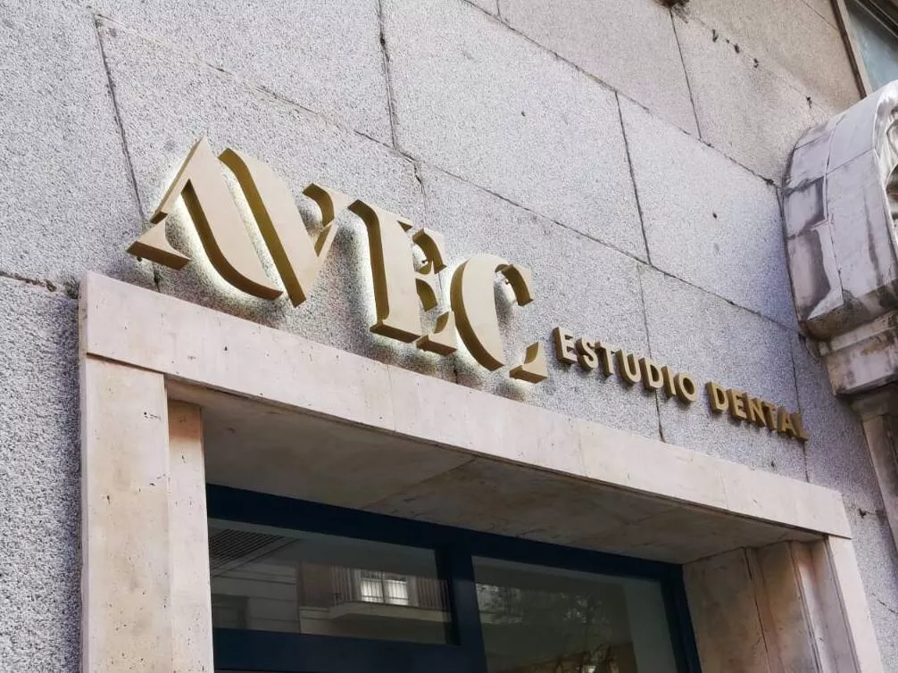 Rótulo 3D de acero inoxidable retroiluminado en coronación de edificio